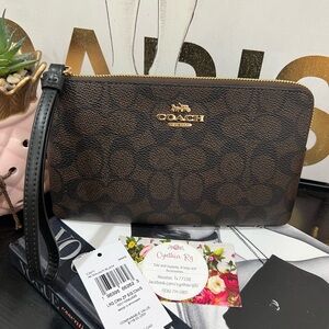 🤎Zip Wristlet COACH🤎